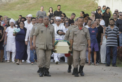 Primo de bombeira morta em Bangu diz que é impossível ela ter atirado contra o próprio rosto
