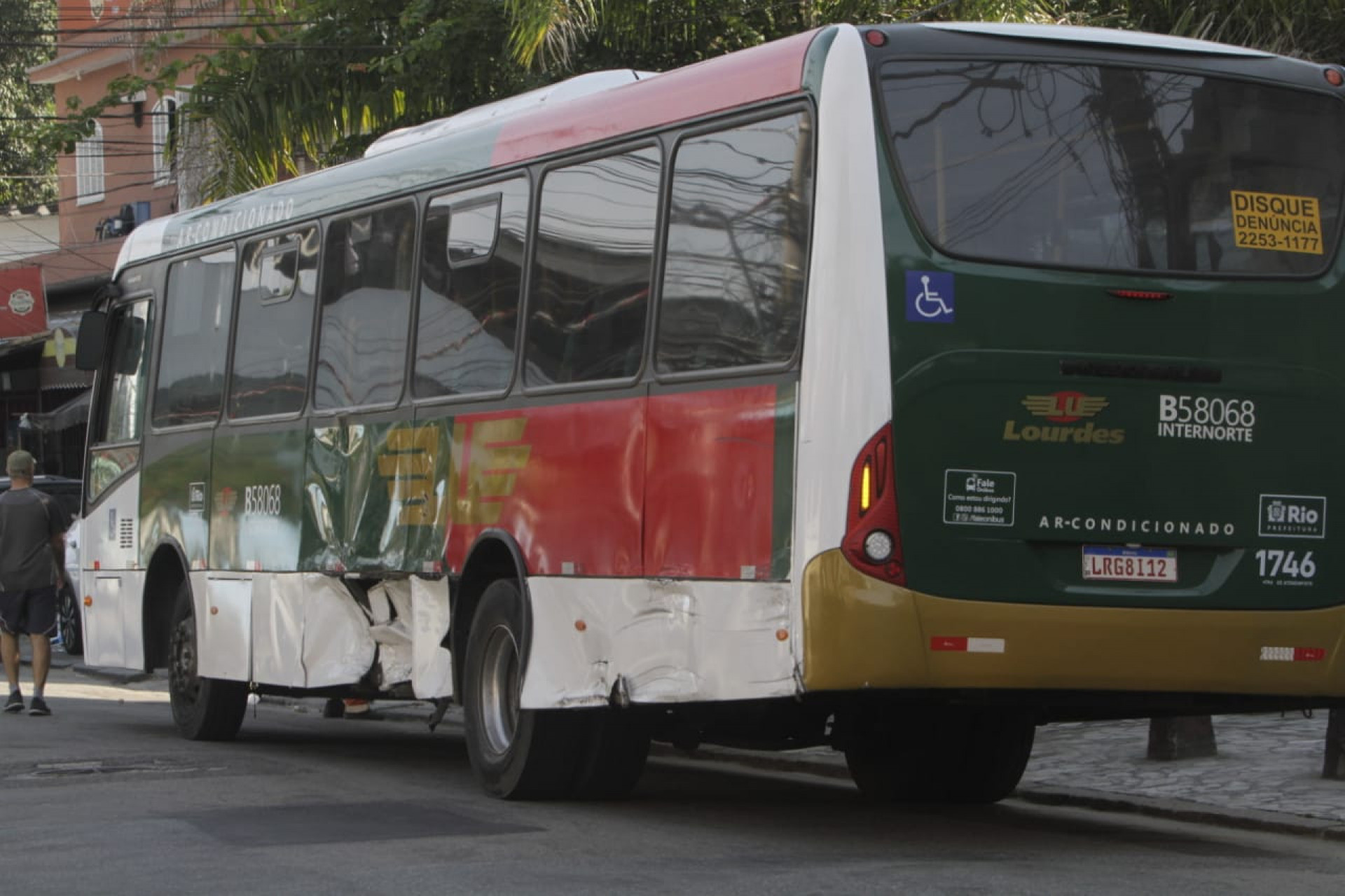 Em um cruzamento, um ônibus e uma van colidiram e 6 pessoas ficaram feridas - Marcos Porto / Agência O Dia