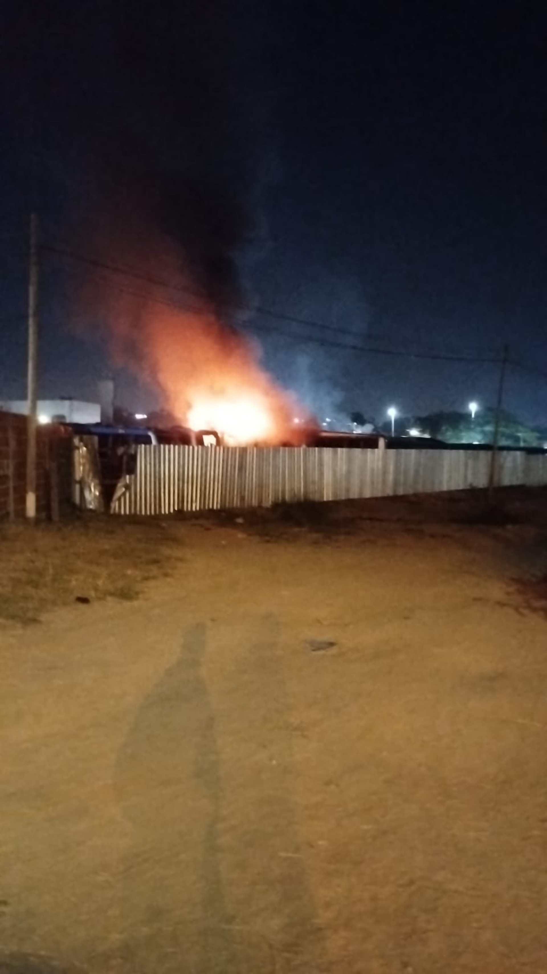 Inc&ecirc;ndio teve in&iacute;cio por volta das 21h40 e as chamas s&oacute; foram controladas &agrave; 0h30