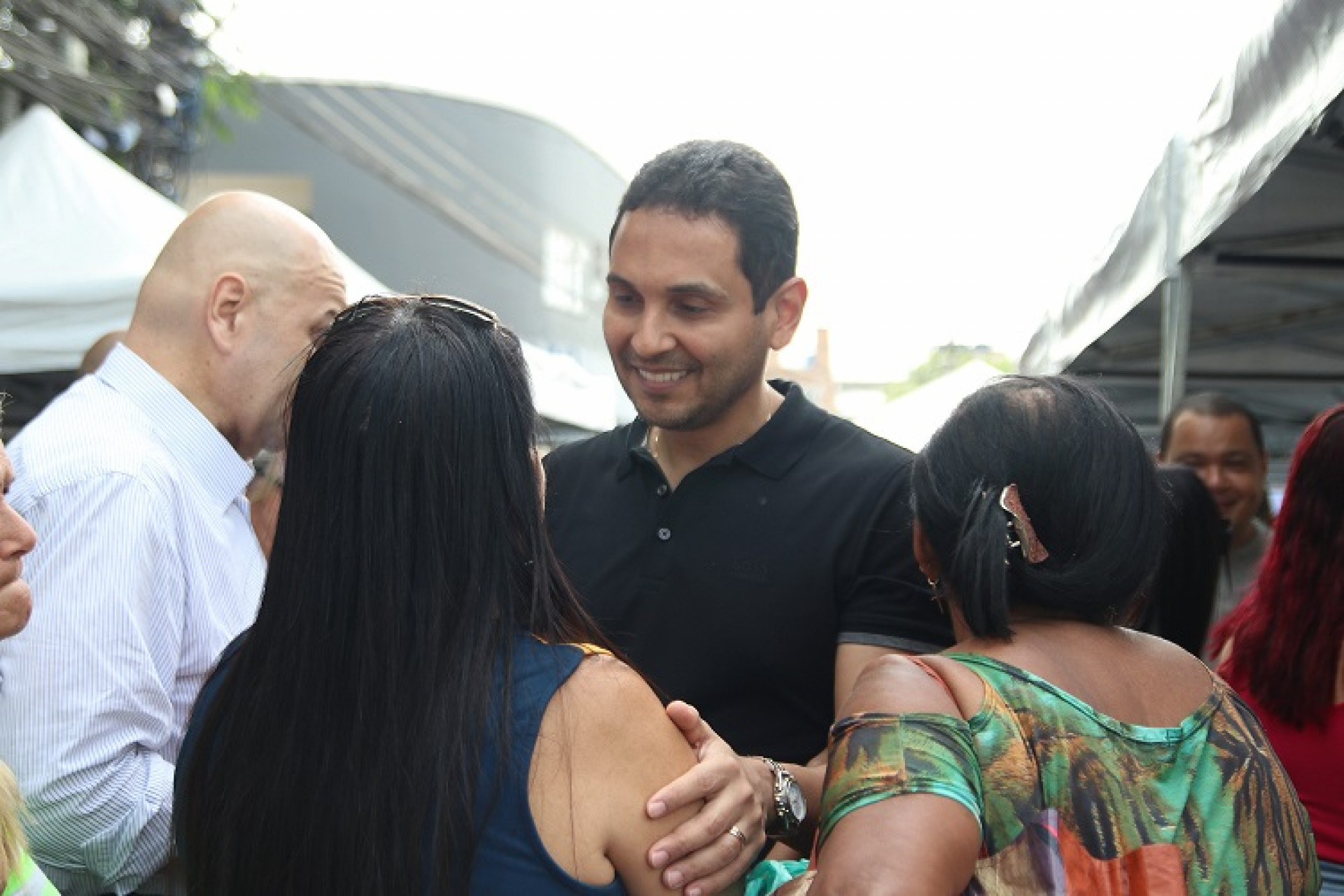 O prefeito Abra&atilde;ozinho prestigiou a a&ccedil;&atilde;o social na Pra&ccedil;a da Armada - Divulga&ccedil;&atilde;o / PMN