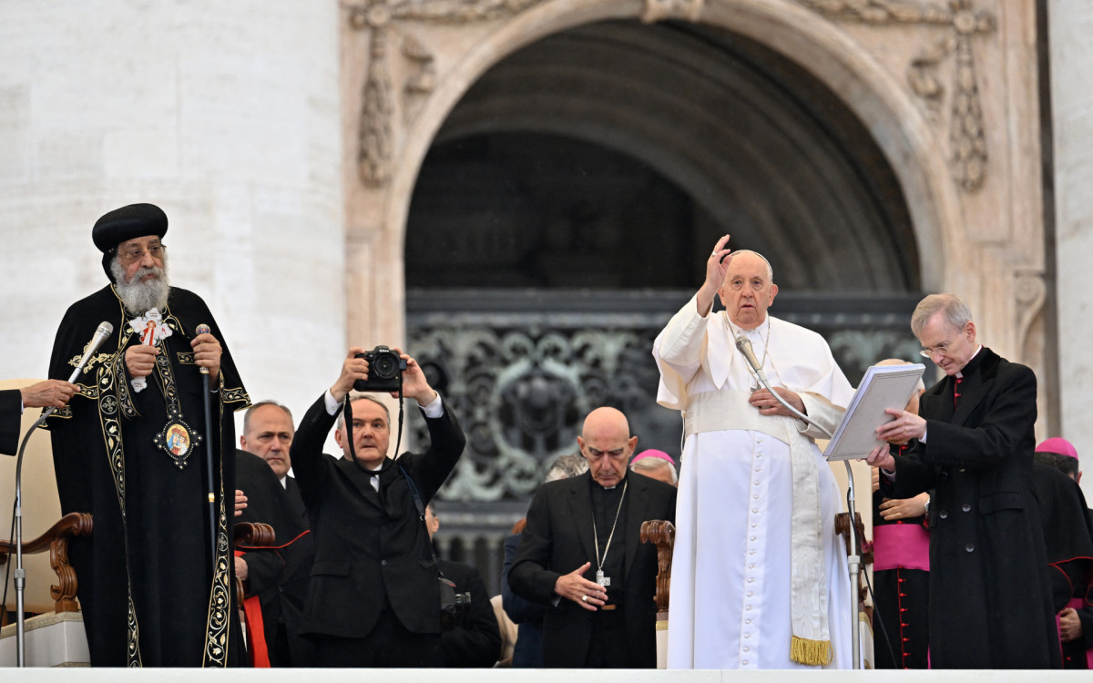 O Papa Francisco abraçou calorosamente o chamado 'Papa' copta, Teodoro II, antes da audiência na Praça de São Pedro