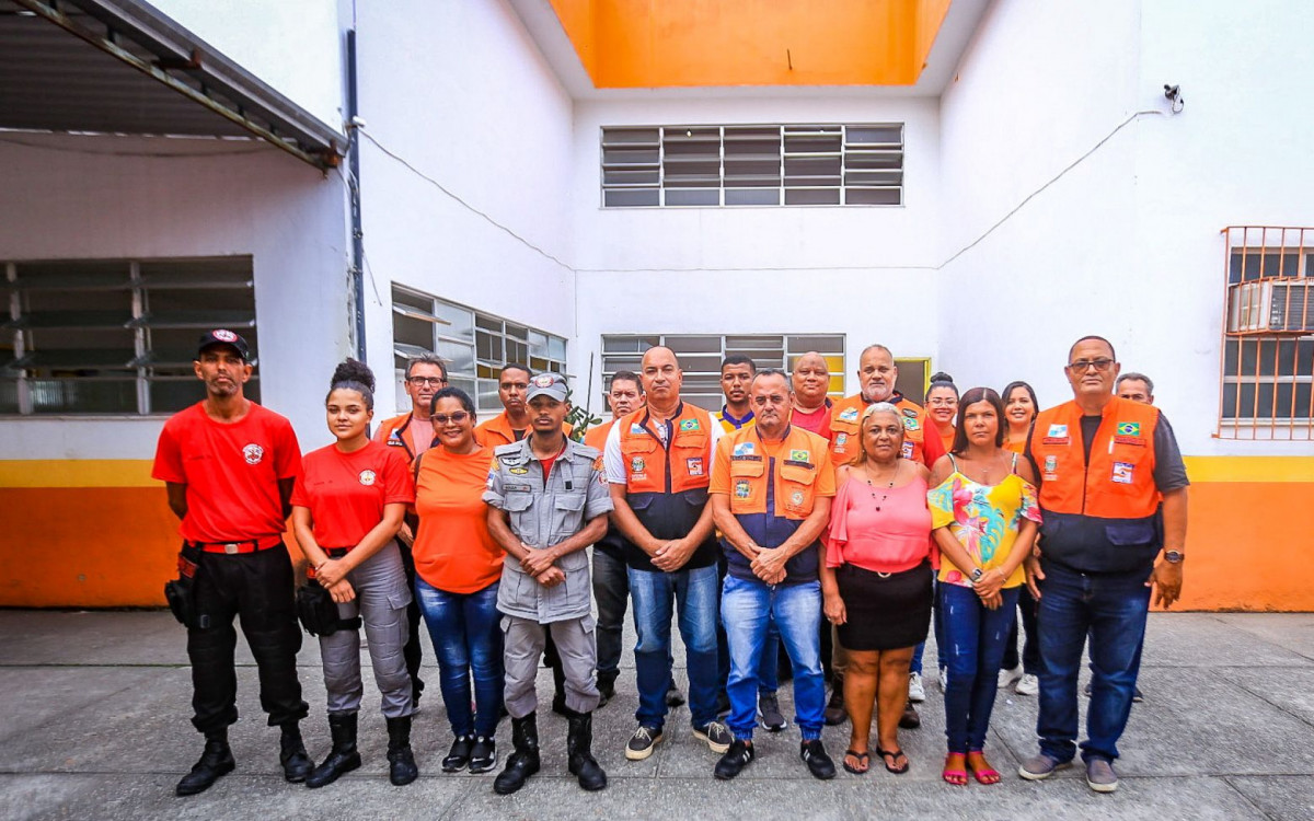 Agentes da Defesa Civil estiveram na escola e explicaram como funciona o simulado