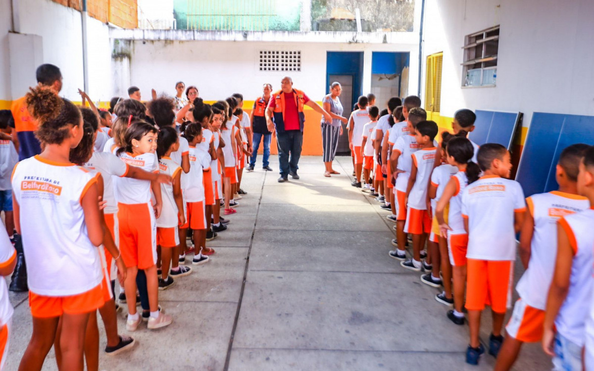 Alunos participaram do simulado e tiveram orienta&ccedil;&otilde;es de como agir em momento de p&acirc;nico