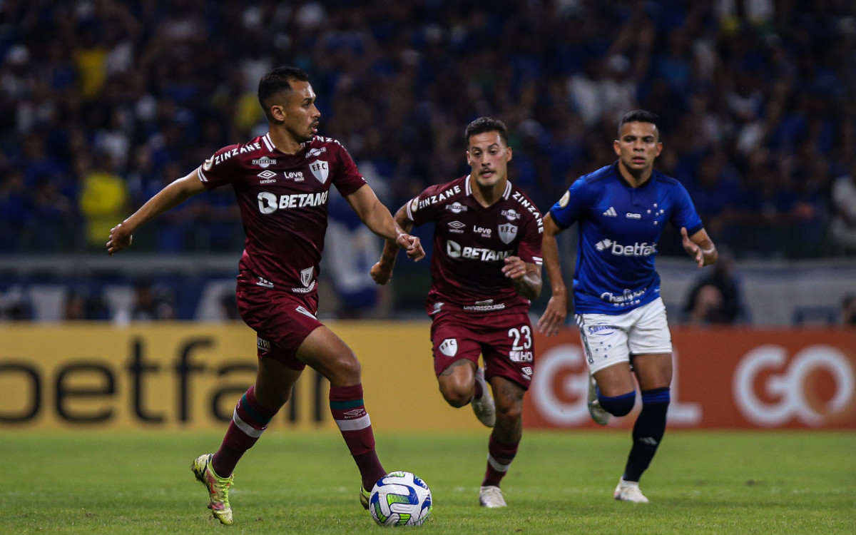 Lima conduz a bola durante o jogo do Fluminense contra o Cruzeiro