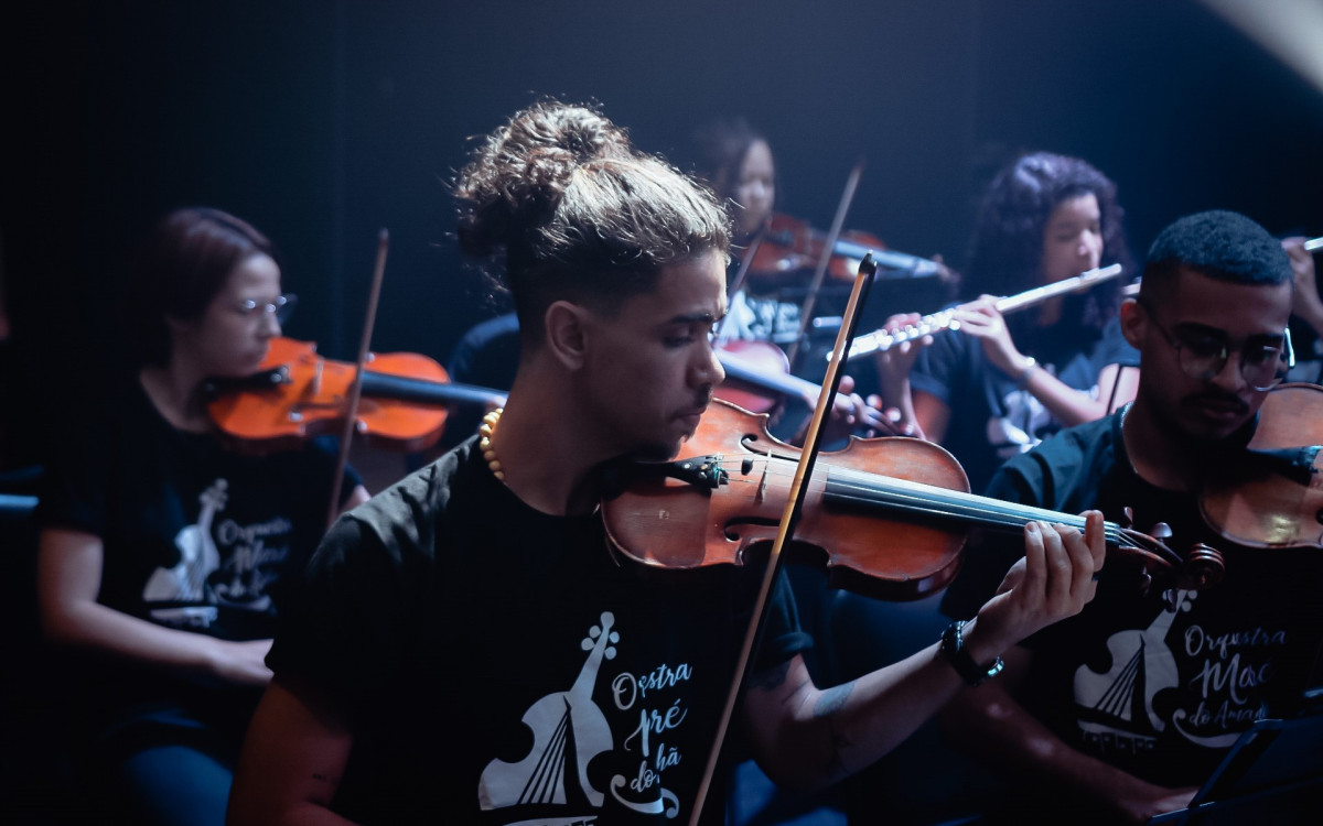 David Vicente é violinista e professor, e está na orquestra desde o início
