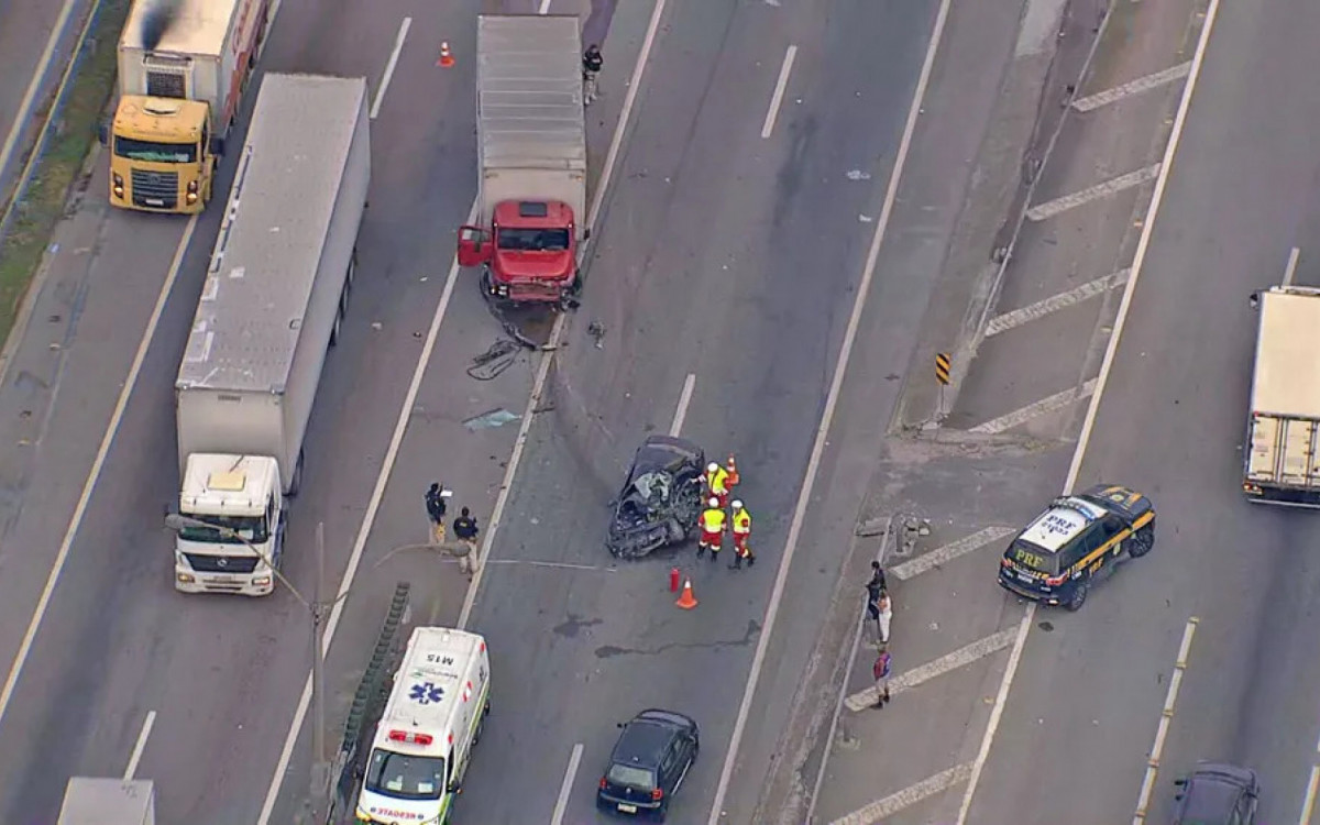 Colis&atilde;o frontal deixa um homem morto e causa transtorno no tr&acirc;nsito local