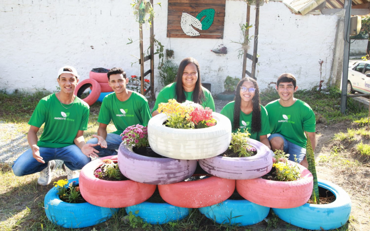 A criação do jardim sensorial é o trabalho de conclusão de curso dos participantes do programa de educação ambiental