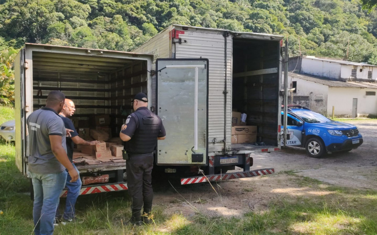 Momento em que a carga do caminh&atilde;o &eacute; recuperada - PMERJ - Redes Sociais