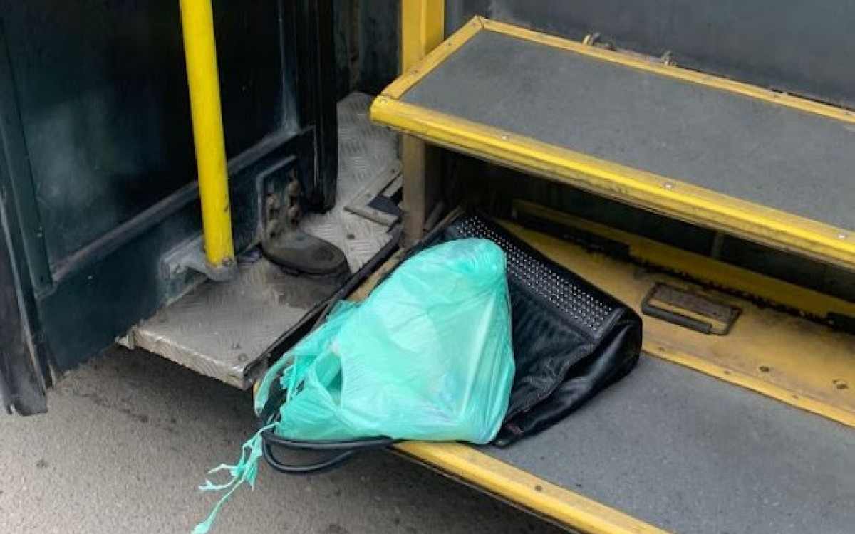 Segundo informa&ccedil;&otilde;es de populares, a idosa havia desembarcado do ve&iacute;culo quando a sacola de compras ficou presa na porta do &ocirc;nibus 