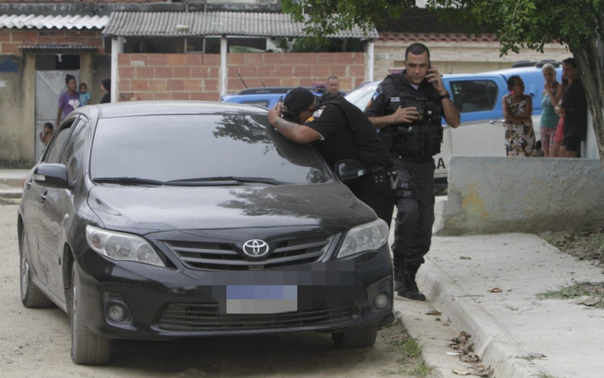 A vítima foi baleada dentro do carro em que dirigia em Nova Iguaçu - Marcos Porto/Agência O DIA