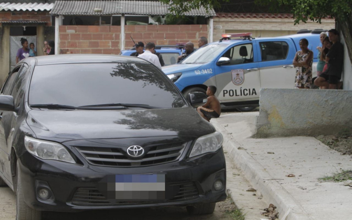 A vítima foi baleada dentro do carro em que dirigia em Nova Iguaçu - Marcos Porto/Agência O DIA