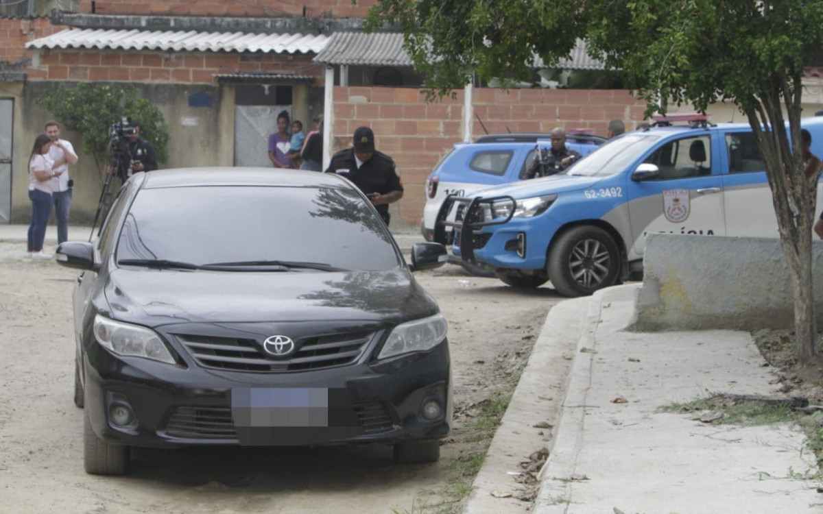 A vítima foi baleada dentro do carro em que dirigia em Nova Iguaçu - Marcos Porto/Agência O DIA