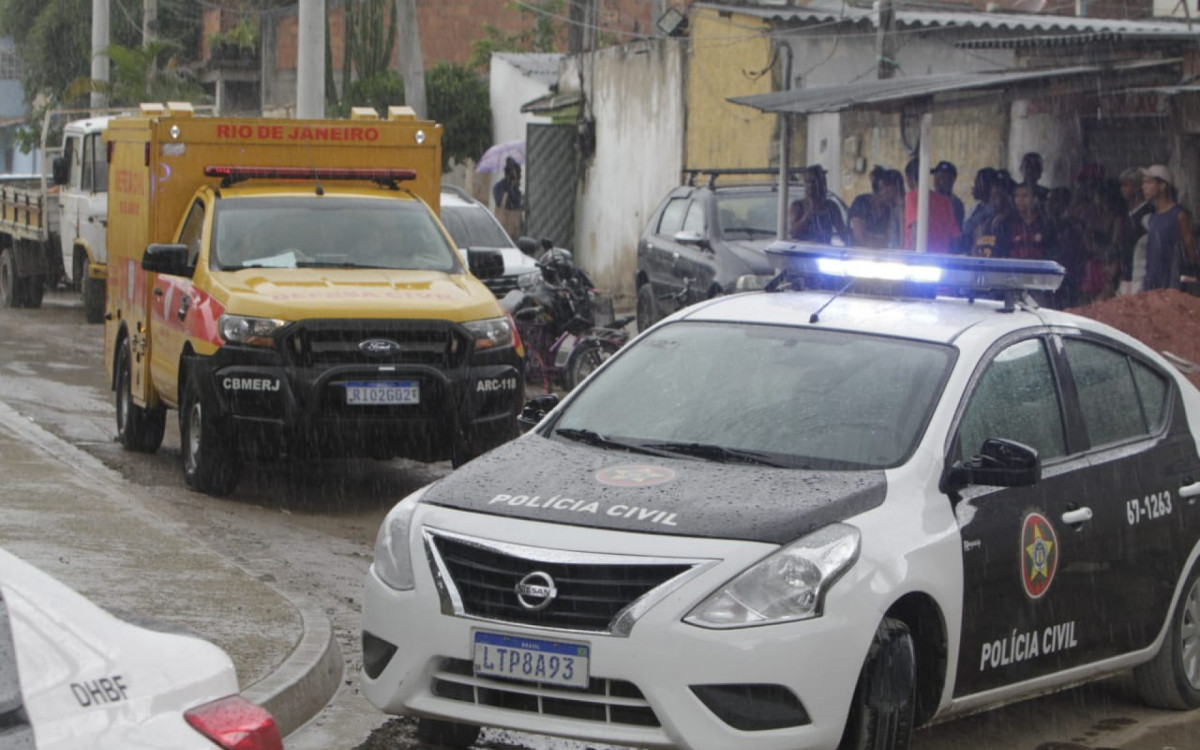 O corpo de Dinelci de Barros Pegoraro, 31 anos, sendo removido pela Defesa Civil - Marcos Porto/Agência O DIA