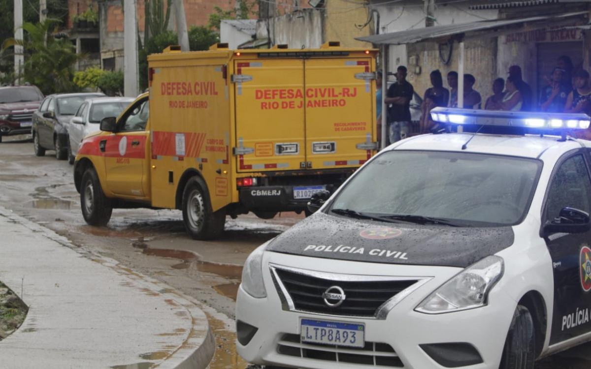 O corpo de Dinelci de Barros Pegoraro, 31 anos, sendo removido pela Defesa Civil - Marcos Porto/Agência O DIA