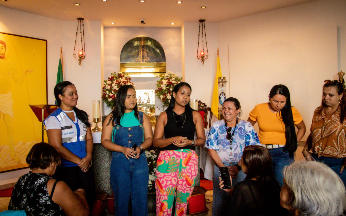 As m&atilde;es puderam conhecer a hist&oacute;ria do Cristo, da capela e apreciar a vista do Maracan&atilde;