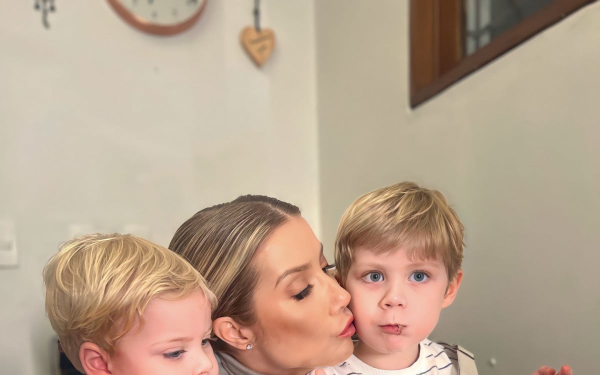 Luiza Possi posa com os filhos, Lucca e Matteo