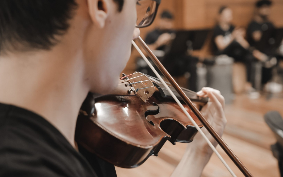 Pedro Lucas Brandão Leal, violinista de 19 anos, está na orquestra há pouco mais de um ano e disse que a orquestra deu a ele uma oportunidade que nunca teve.'Não consigo me imaginar em outro lugar'  - Julio Moreira / Orquestra Maré do Amanhã