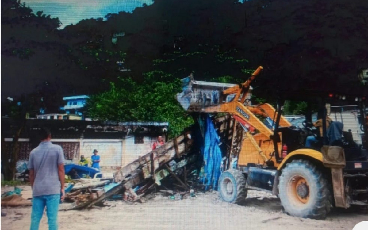 Operação para recolher carcaça de embarcação na praia de Mangaratiba