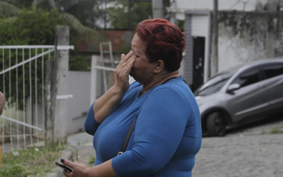 Claudia Lúcia da Costa, mãe de Adrielle da Costa Silva, de 32 anos, foi IML reconhecer o corpo da filha. Adrielle foi encontrada morta a facadas dentro de casa, em Nova Iguaçu, na tarde de terça-feira (9)