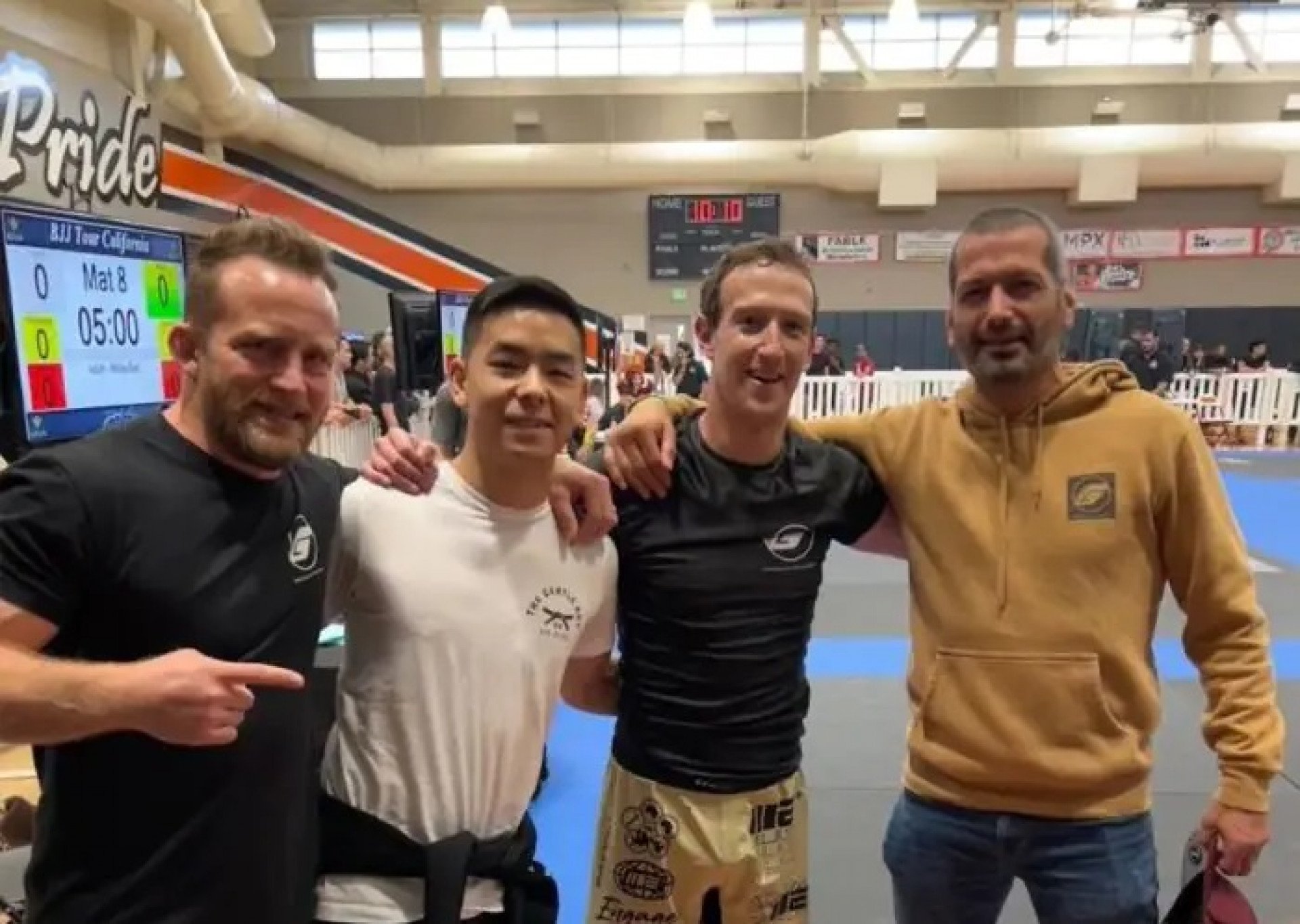 Mark com a equipe Guerrilla Jiu-Jitsu - (Foto: Reprodução Instagram)