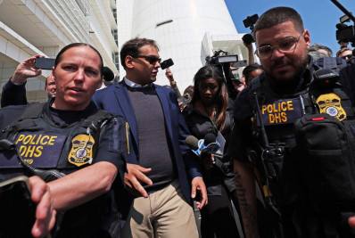 George Santos, deputado brasileiro nos EUA, paga fiança de R$ 2,5 milhões e deixa cadeia