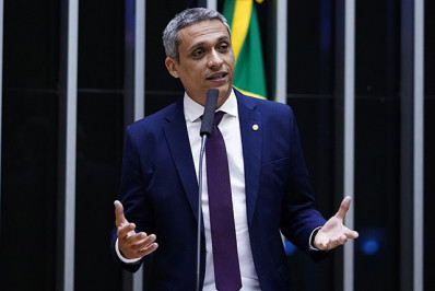 Professora é demitida após crítica de deputado por uso de camiseta com frase de Hélio Oiticica