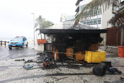 Incêndio destrói quiosque na orla da praia do Arpoador, na Zona Sul
