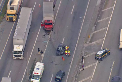 Colisão entre carro e caminhão deixa um morto na Via Dutra