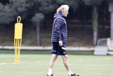 Vídeo! Jorge Jesus sorri após torcedores pedirem retorno ao Flamengo durante jogo do Fenerbahçe