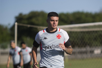 Com menos posse no Brasileirão, Vasco tenta mudar cenário contra o Coritiba