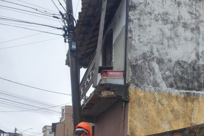 Fortes chuvas derrubam marquise em Cabo Frio