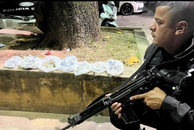 PM apreende grande quantidade de drogas e prende dois traficantes em Belford Roxo