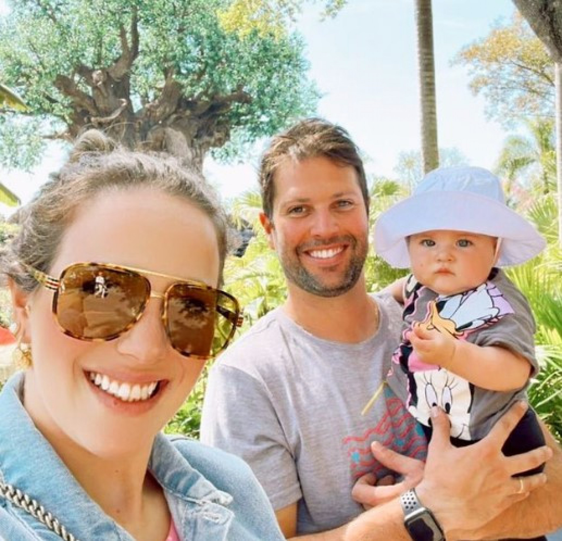 Gustavo Leão posa ao lado da mulher Pamella e da filha Sophie - Reprodução/Instagram