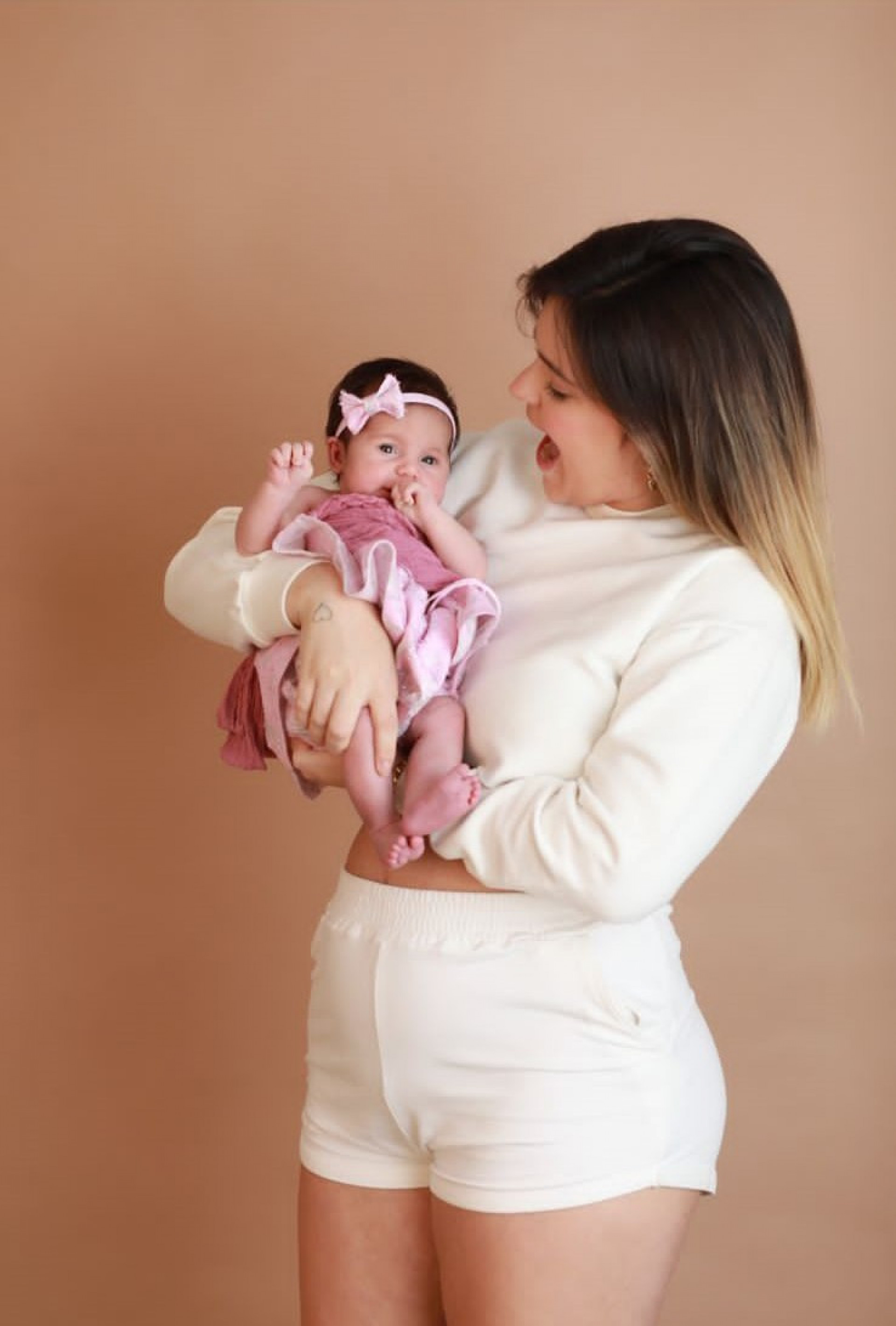 Viih Tube comemora primeiro Dia das M&atilde;es com a filha, Lua, de um m&ecirc;s - Divulgação / Thalita Castanha