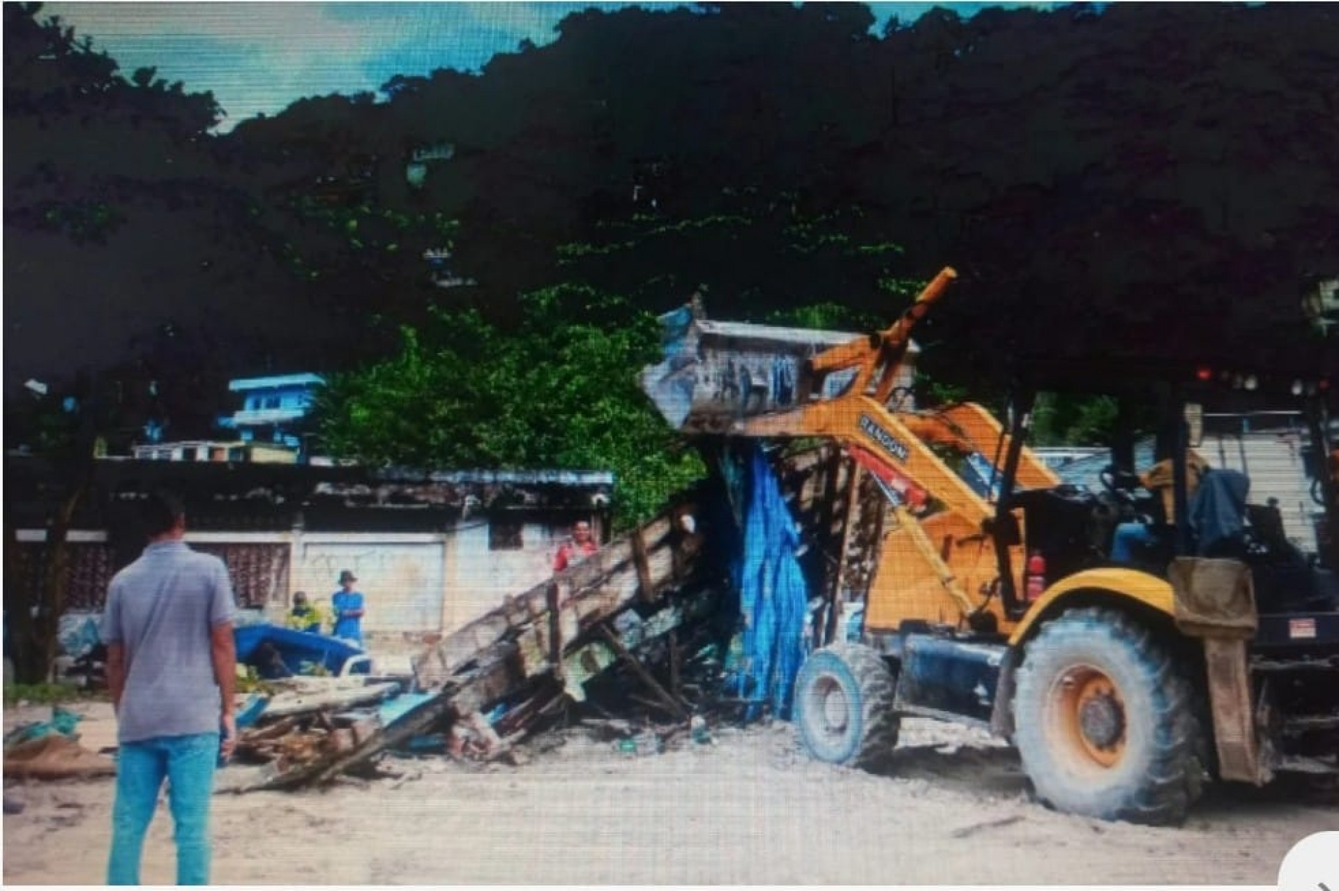Operação para recolher carcaça de embarcação na praia de Mangaratiba - Divulgação/Prefeitura de Mangaratiba
