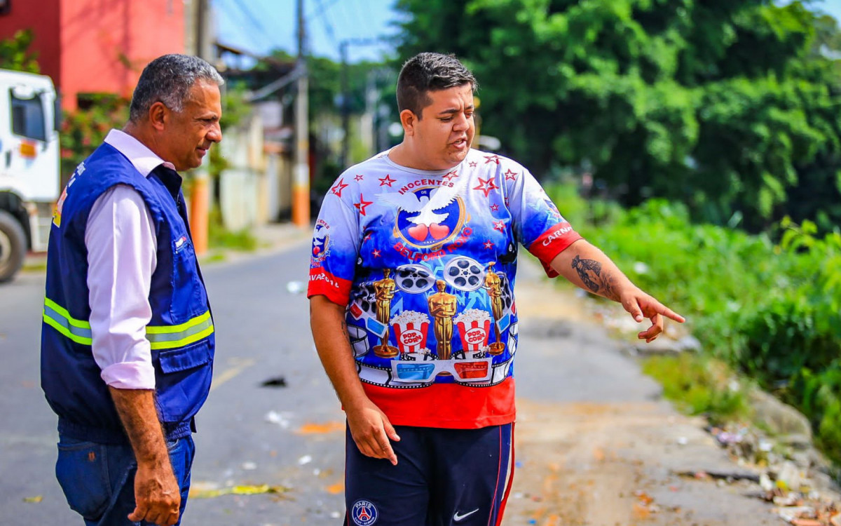 Secretário Luís Carlos com o morador Igor Petrovich, que elogiou o trabalho