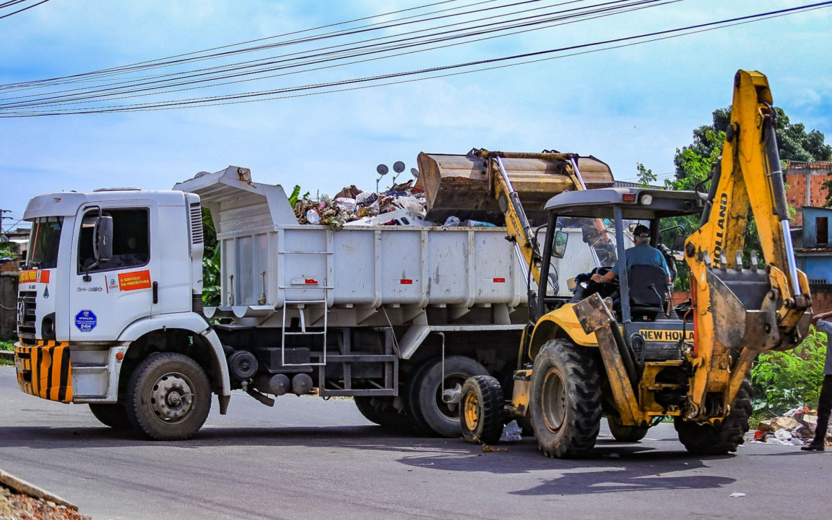 A Prefeitura retirou das ruas mais e 45 toneladas de entulho e lixo