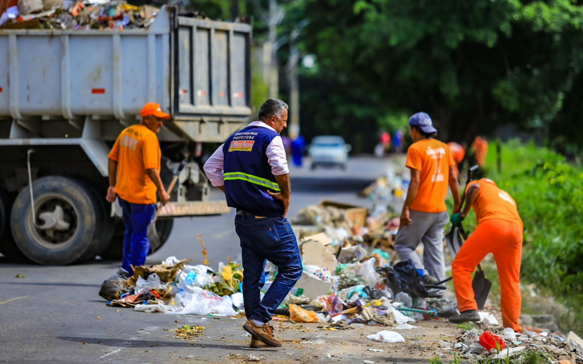 Boa parte do lixo e entulho que a Prefeitura recolheu estava às margens do Rio Botas