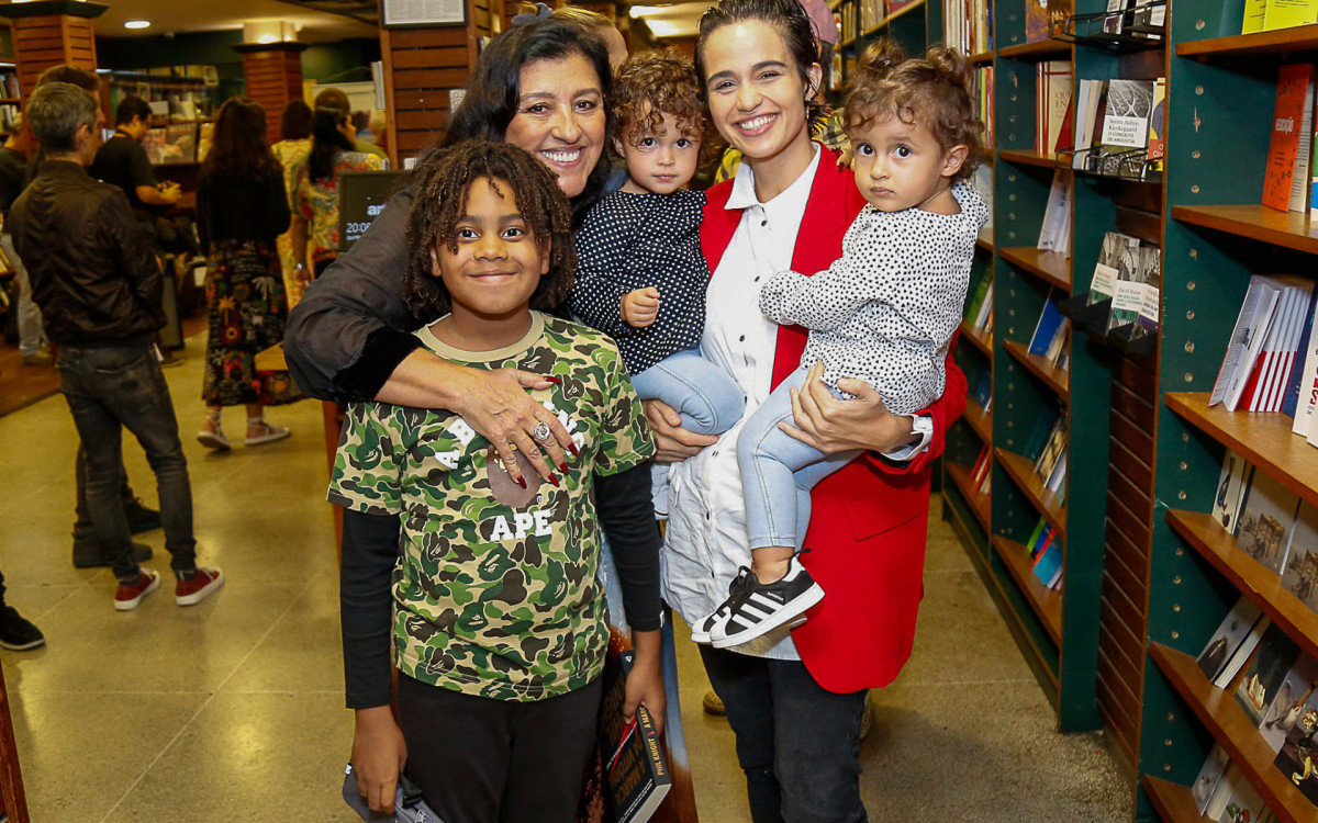 Regina Cas&eacute;, Nanda Costa e os filhos