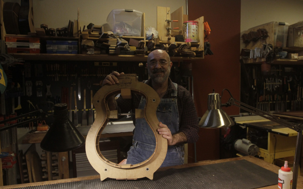 Pauta Especial sobre Lutheria. Na foto,  Fernando Bernardo. - Marcos Porto/Agencia O Dia