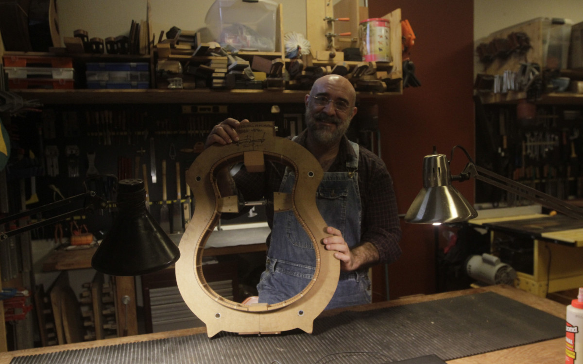 O luthier Fernando Bernardo com um de seus projetos - Marcos Porto / Ag&ecirc;ncia O Dia