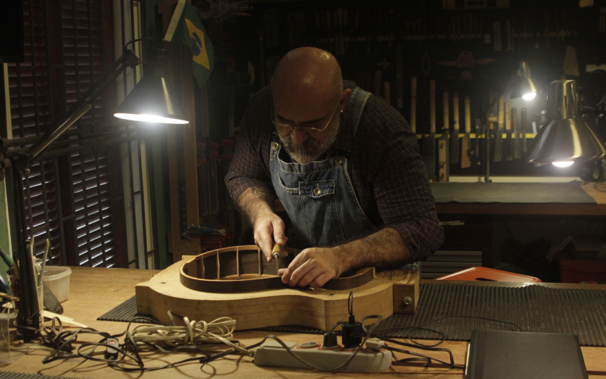 Fernando Bernardo &eacute; luthier desde os 21 anos e constr&oacute;i instrumentos de corda - Marcos Porto / Ag&ecirc;ncia O Dia