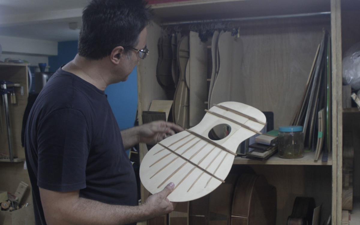  Giorgio Benedettini, profissional de lutheria, que constr&oacute;i intrumentos de forma artesanal - Marcos Porto / Ag&ecirc;ncia O Dia