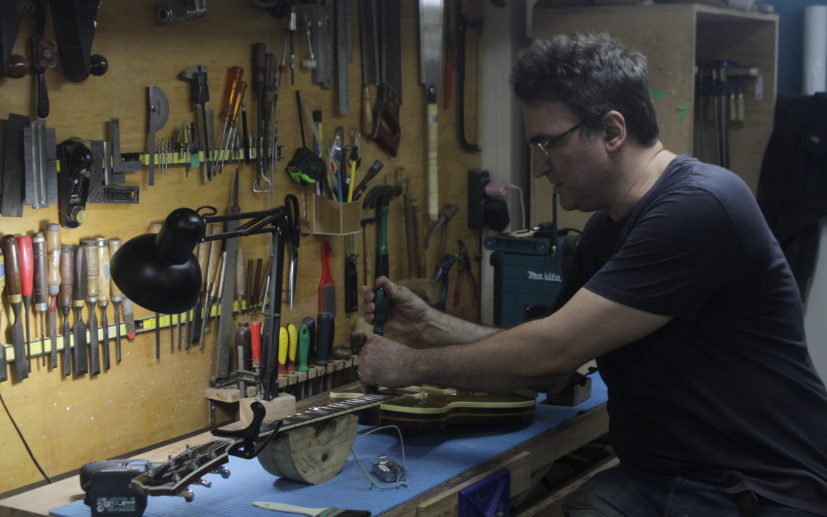 O luthier Giorgio Benedettini, que constr&oacute;i e repara artesanalmente instrumentos de corda - Marcos Porto / Ag&ecirc;ncia O Dia