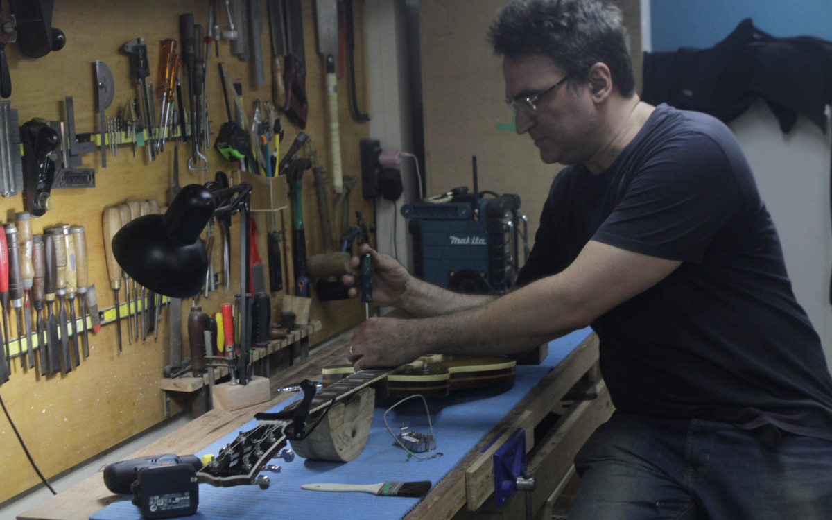 Giorgio Benedettini, que constr&oacute;i e repara instrumentos de corda - Marcos Porto / Ag&ecirc;ncia O Dia
