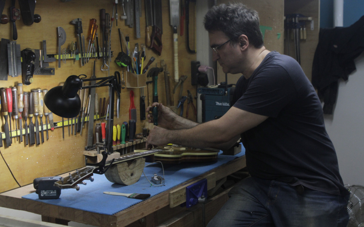 Pauta Especial sobre Lutheria. Na foto, Giogio Benedettini. - Marcos Porto/Agencia O Dia