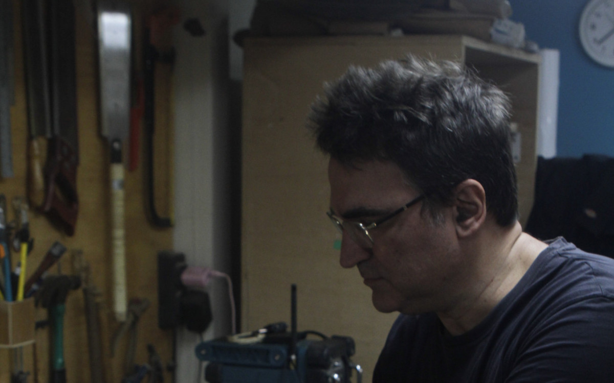 Giorgio Benedettini, profissional de lutheria, que constr&oacute;i instrumentos de forma artesanal - Marcos Porto / Ag&ecirc;ncia O Dia