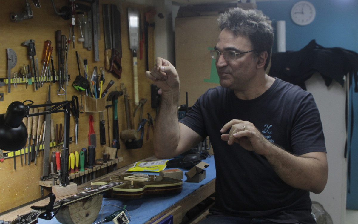 Giorgio Benedettini, luthier de instrumentos de corda - Marcos Porto / Ag&ecirc;ncia O Dia