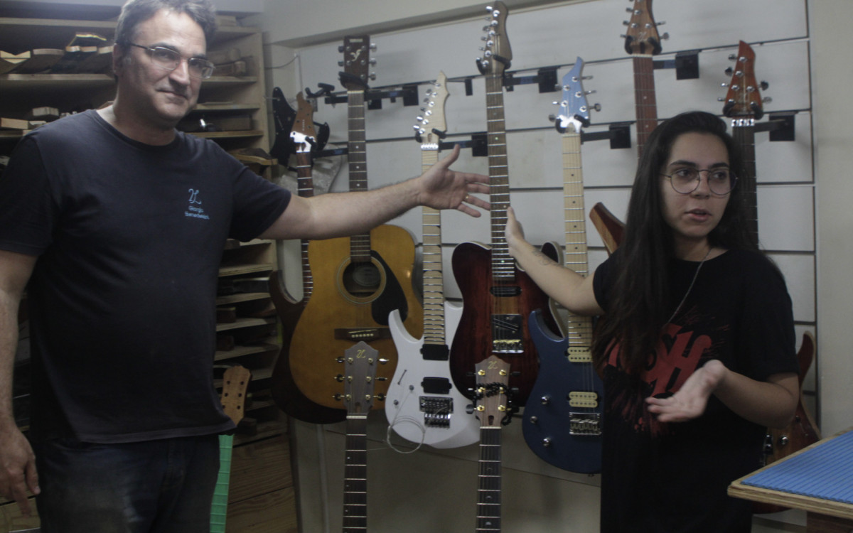 O luthier Giorgio Benedittini e sua assistente, Giulia Brand&atilde;o - Marcos Porto / Ag&ecirc;ncia O Dia