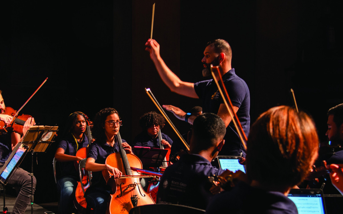 O maestro Filipe Kochem rege a Orquestra Maré do Amanhã, que fará turnê em Portugal em julho de 2023 - Julio Moreira / Orquestra Maré do Amanhã